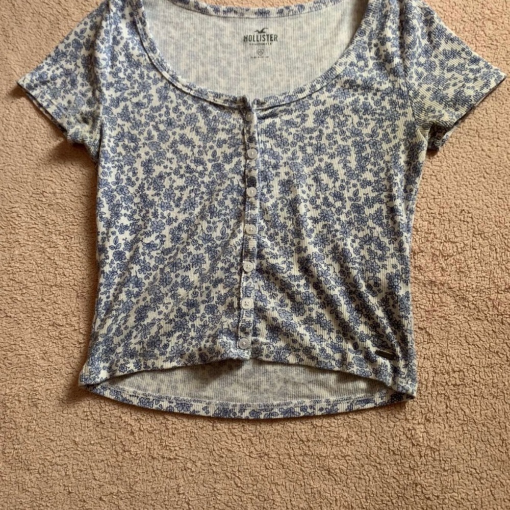 hollister blue scoop neck buttoned top